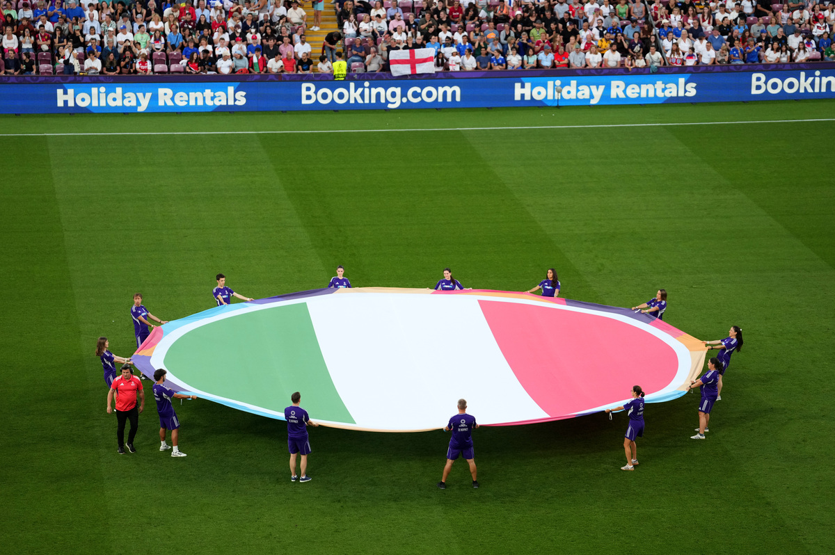 足球比赛英语作文 100 个单词分3段