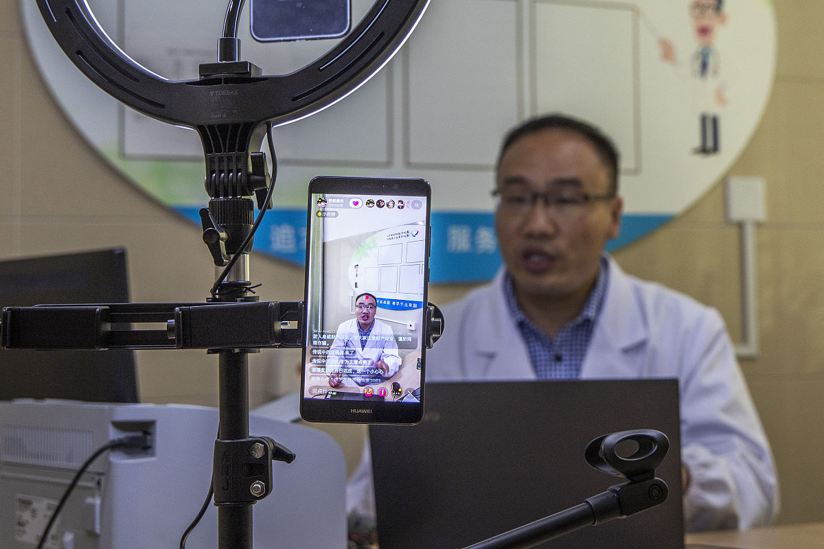 本文基于STM32设计了老年人健康监护系统通过光电传感器和光生物传感器、温度传感器采集血氧、体温、心率和温度等生理健康参数根据阈值检测法判断出人体的健康状态并将相关数据通过4G上传到服务器以便监护人能远程接收用户的数据；手机APP应用端通过无线通信接收数据对数据进行解析、处理、显示。电话、信息过滤、转发到子女手机。具体实现