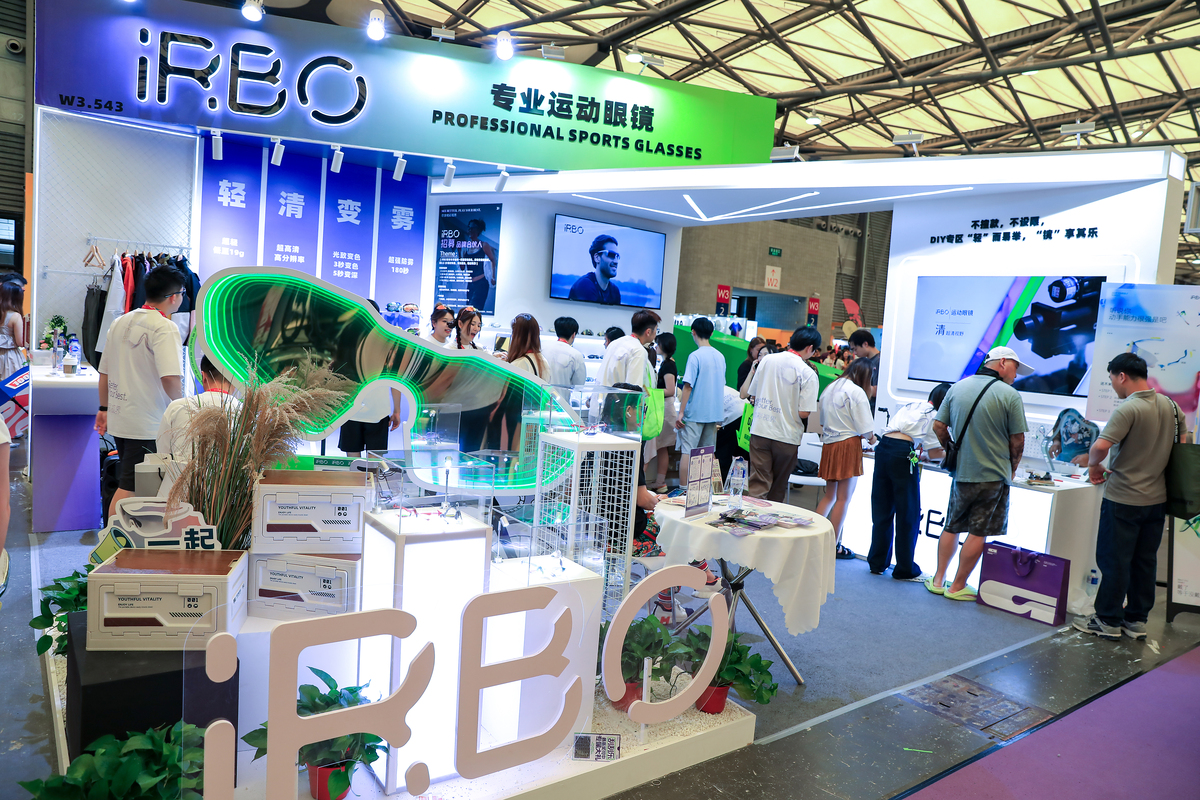 把下面的内容用中文换个说法在不改变原文含义和原文段落的情况下使其更易于理解输出格式要和原文格式一致：作为全球范围内超大规模的水处理展示平台上海水处理展将于6月5-7日在国家会展中心扬帆开启。本届展会将汇聚2500多家品牌企业参展全面展示家用商用净水等领域产品提供多应用场景水处理技术解决方案。同期携世环会系列展举办80余场高峰论坛及技术研讨会深入探讨水处理全行业现状及热点洞悉未来发展趋势。