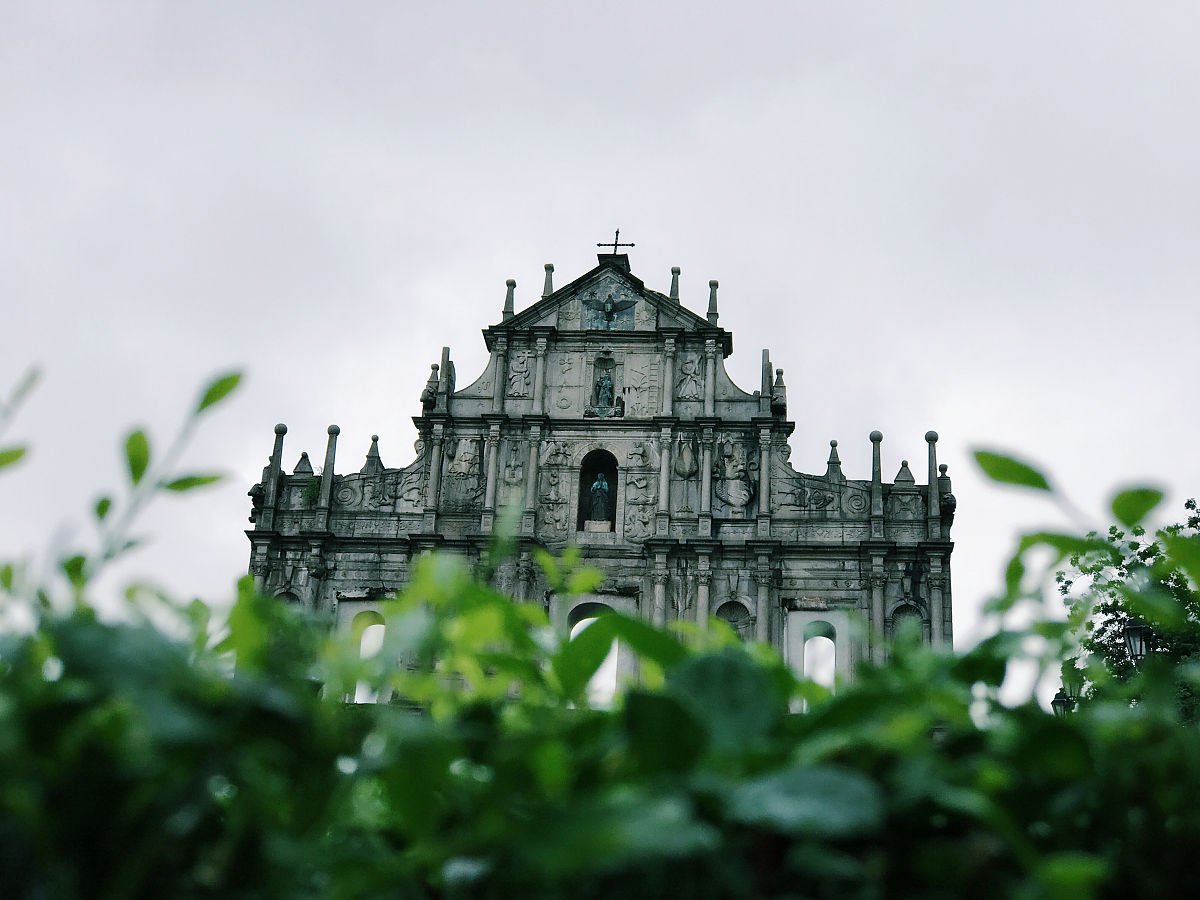 你是小红书旅行博主。出一篇澳门旅游爆款攻略要包含交通工具 游玩时间 注意事项 住宿等不可以出现酒店名字只能提到具体地点标题和内容要吸引人需要有个人体会、引导用户点赞文字贴近小红书旅游博主风格适当使用emoji表情