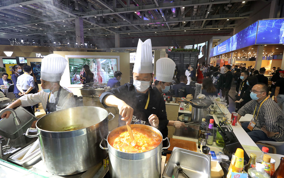 2020年11月6日,观展者在第三届中国国际进口博览会食品及农产品展区观
