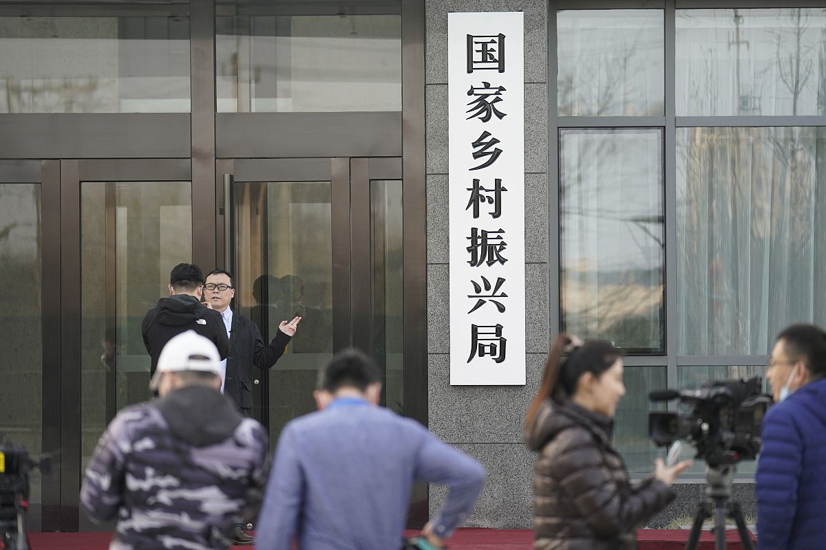 对乡村振兴总体谋划布局还不够造成村与村以及产业与产业之间未形成优势互补、相互协同发展的势头。就写这四点补充说明这四点1加强组织领导健全领导小组发挥作用。2编制规划全域土地整治规划确定3建立产业融合发展平台4加大产业招商。