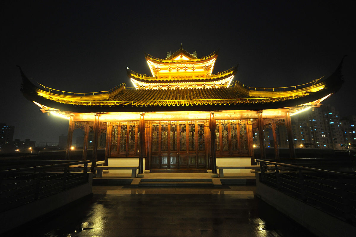 2017年12月30日,上海,位于宝山区宝安公路上的"龙现代艺术馆"当晚首次