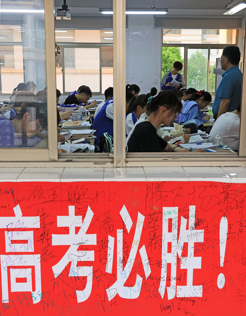 2021年6月4日,高考将至,江苏省盐城市大丰高级中学高三毕业生正在教室