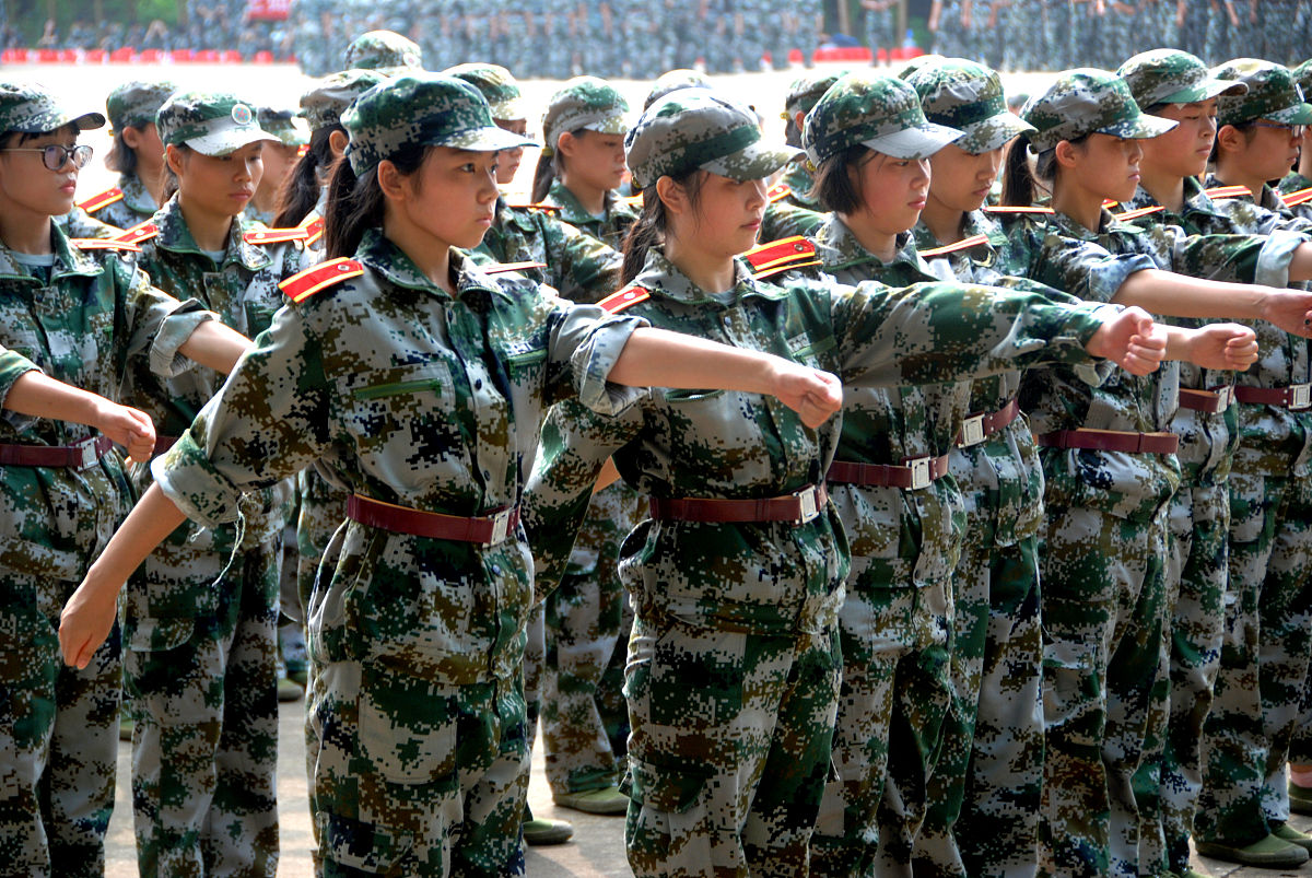 在中国大学生当兵