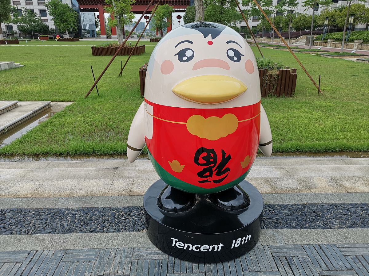 2019年6月30日,武汉学院腾讯广场,数十个造型各异的qq企鹅公仔引人注