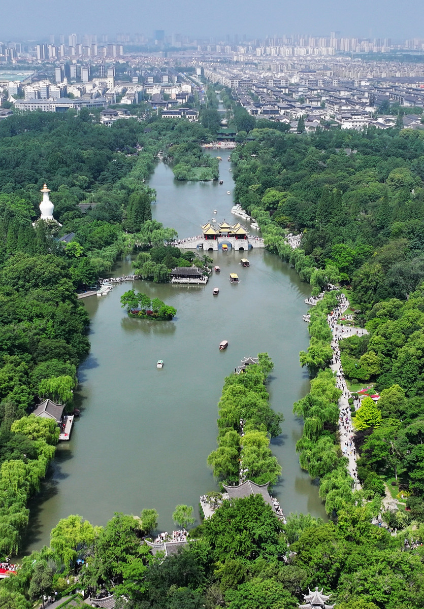 写一篇关于5A级景区瘦西湖的论文包括历史背景景观特点存在问题以及未来愿景