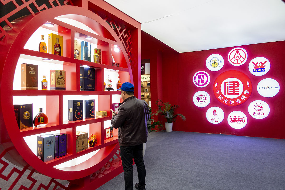 在红色文化符号提取中如何考虑消费者使用红色文创产品时的期待变化和行为层的基本需求变化