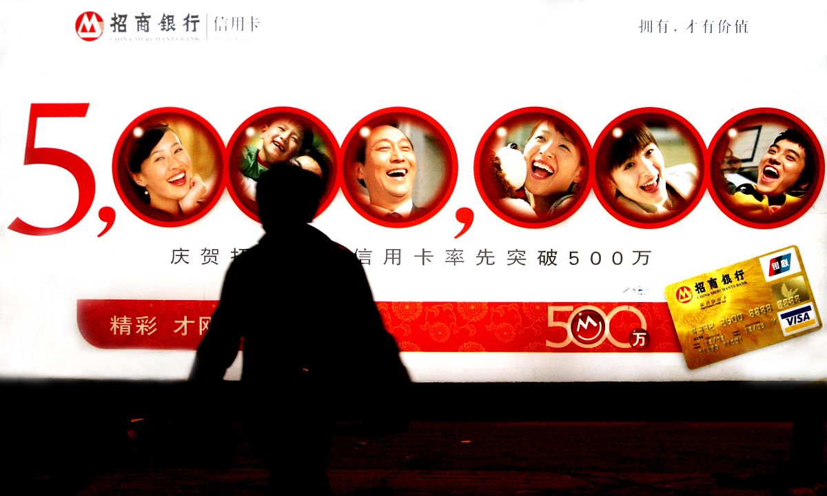 帮我写一份 招商银行掌上生活APP推广视频文案 要突出以下几点：1 这款app和各个商家合作周三打5折 2 可以在app上办理闪电贷