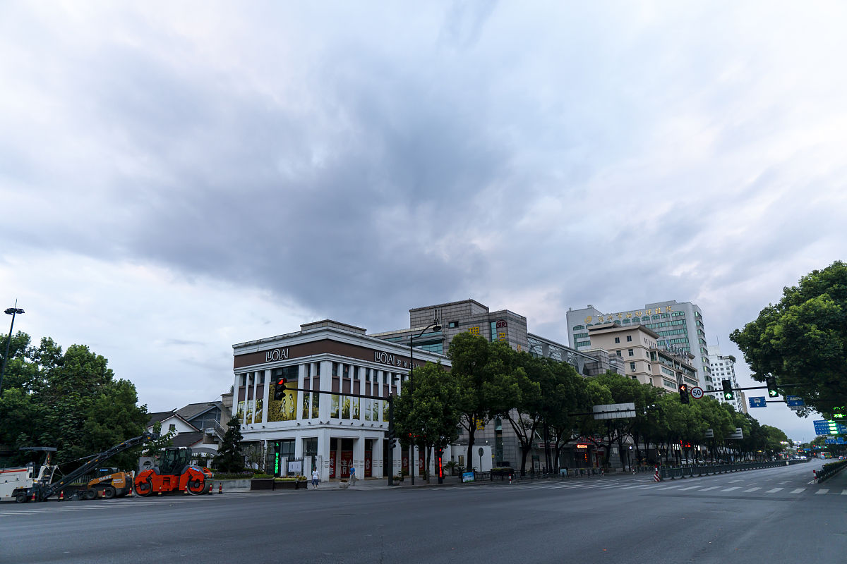 2021年7月22日,浙江绍兴,受台风"烟花"影响,清晨天空时而黑云压顶,时