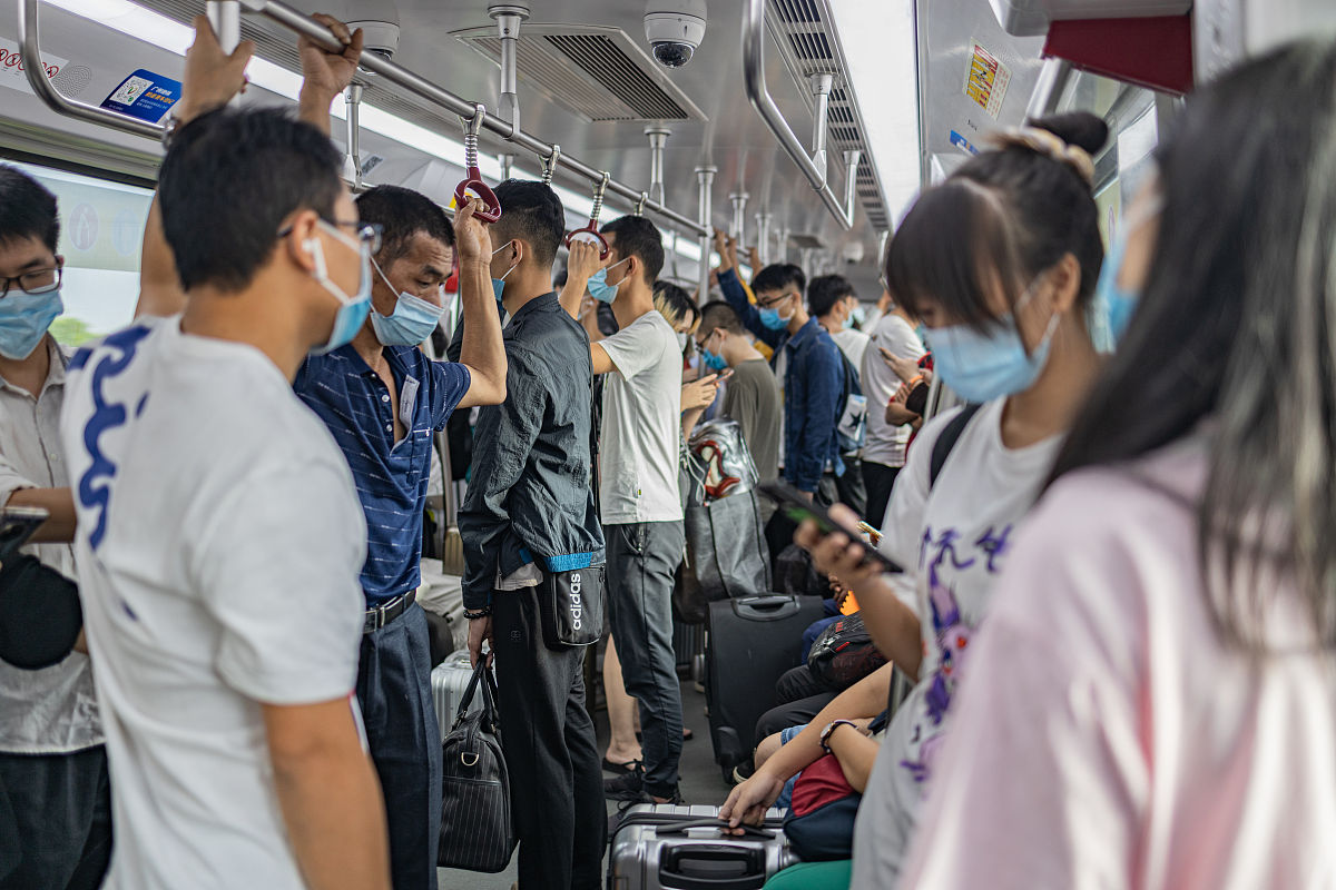 写一篇关于3月15日广州地铁4号线一女子与小伙争执座位文章