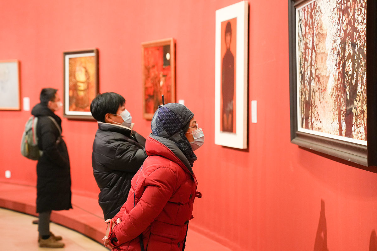2021年12月14日,北京,观众正在中国美术馆内参观漆画展品.