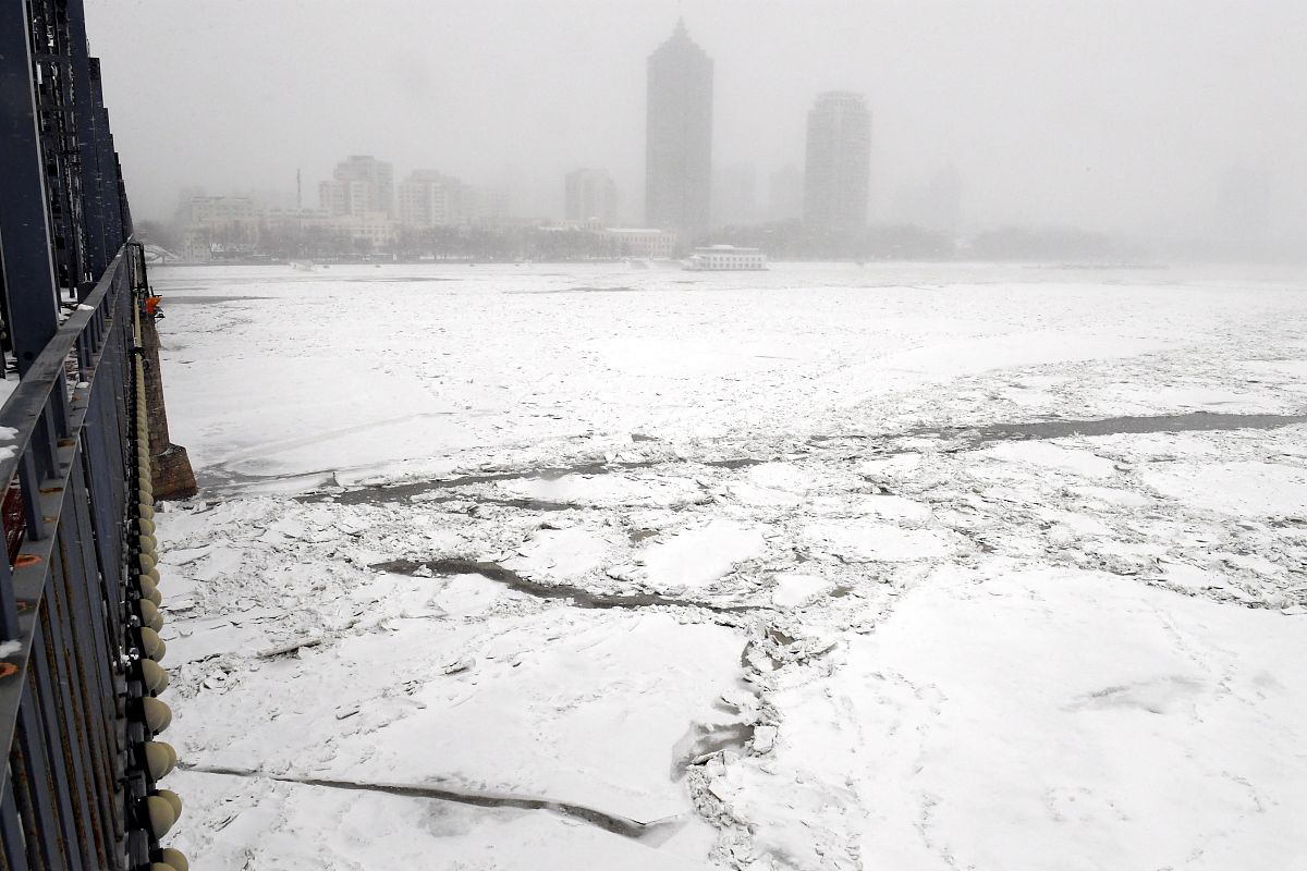 大湖地区冬季天气变化无常的原因
