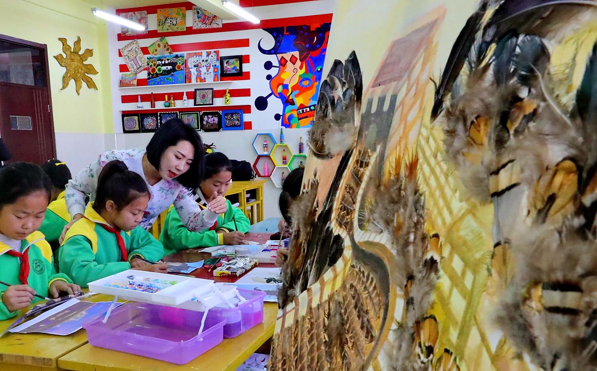 美术教育口号：激发创意，点亮人生