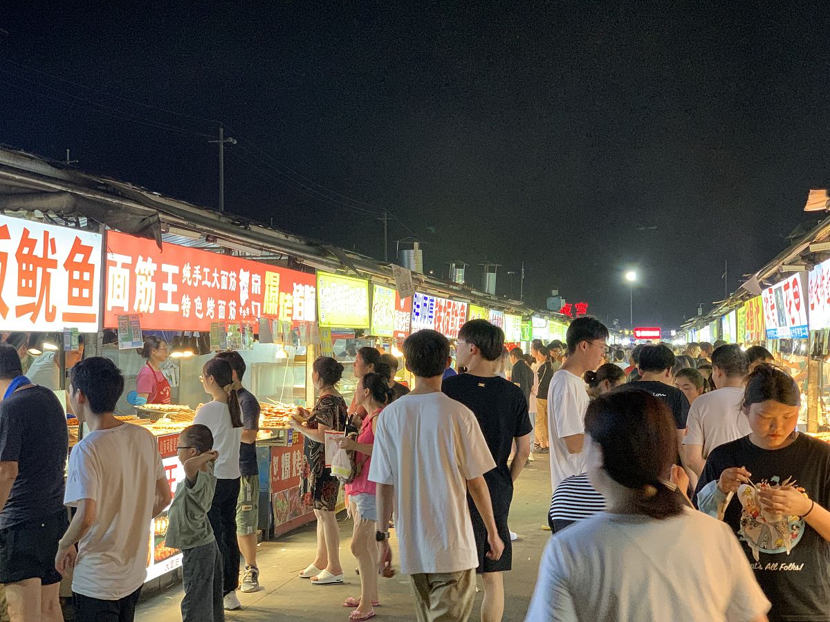 你正在撰写论文宝塔区中心街路边夜市食品安全状况调查研究的研究背景写成一段话格式不少于500字。