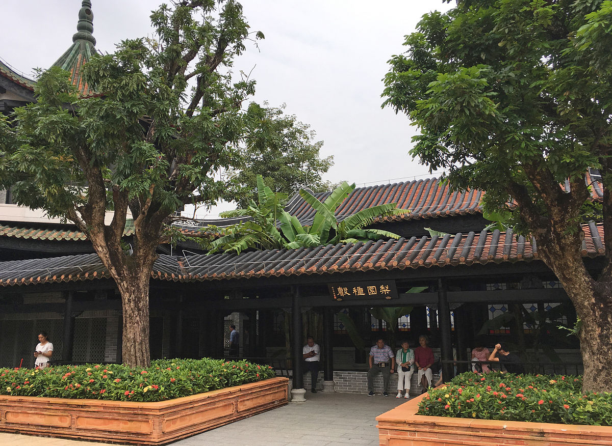 我是一名导游需要为广州市文化馆新馆的翰墨园写一篇解说词用于向游客介绍翰墨园。下面我将提供给你一段简短的描述请你将它润色成一篇1000字左右的完整的解说词。请注意这篇解说词是在导览过程中使用的游客一边步行一边听我讲解路过的各个景点。请注意不要使用过于书面的表达和过多专业术语应该通俗易懂。可以使用一些对文学经典的引用以丰富讲稿。以下是我提供的解说词提纲：首先映入眼帘的是一处屏风透过屏风中间的圆洞可以窥