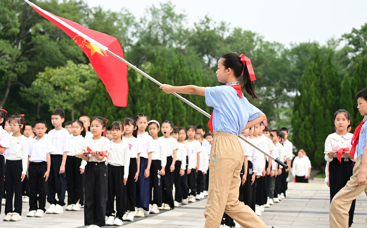 在学校升旗仪式购买军礼服的报告