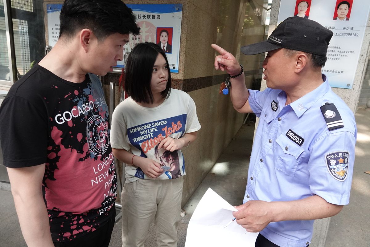 派出所民警英雄行动！成功救助走失男孩