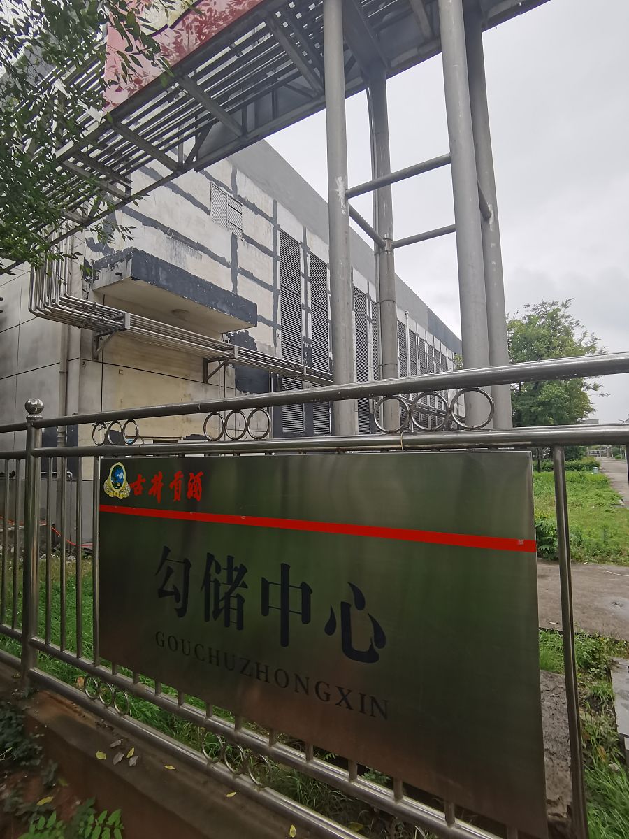 骑电车出事了然后我发现人没事准备要走了所以我骑车走就听到有路人说你别走请问我走不对吗？