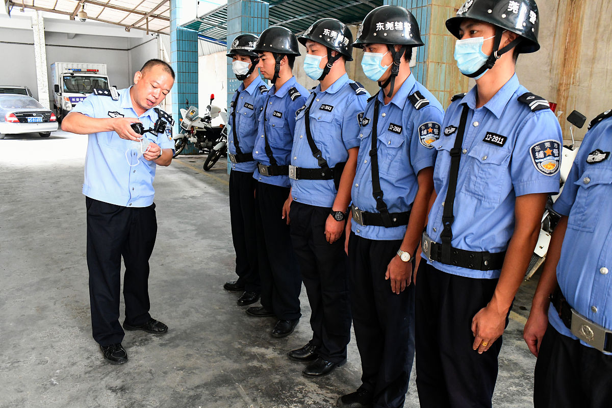 如何解决停车场保安人员不足、培训不足、精神不足的问题？字数1000字。
