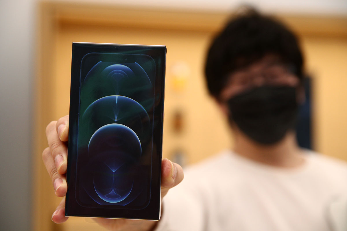 华为Mate60 Pro vs 苹果15 Plus：哪款性价比更高？