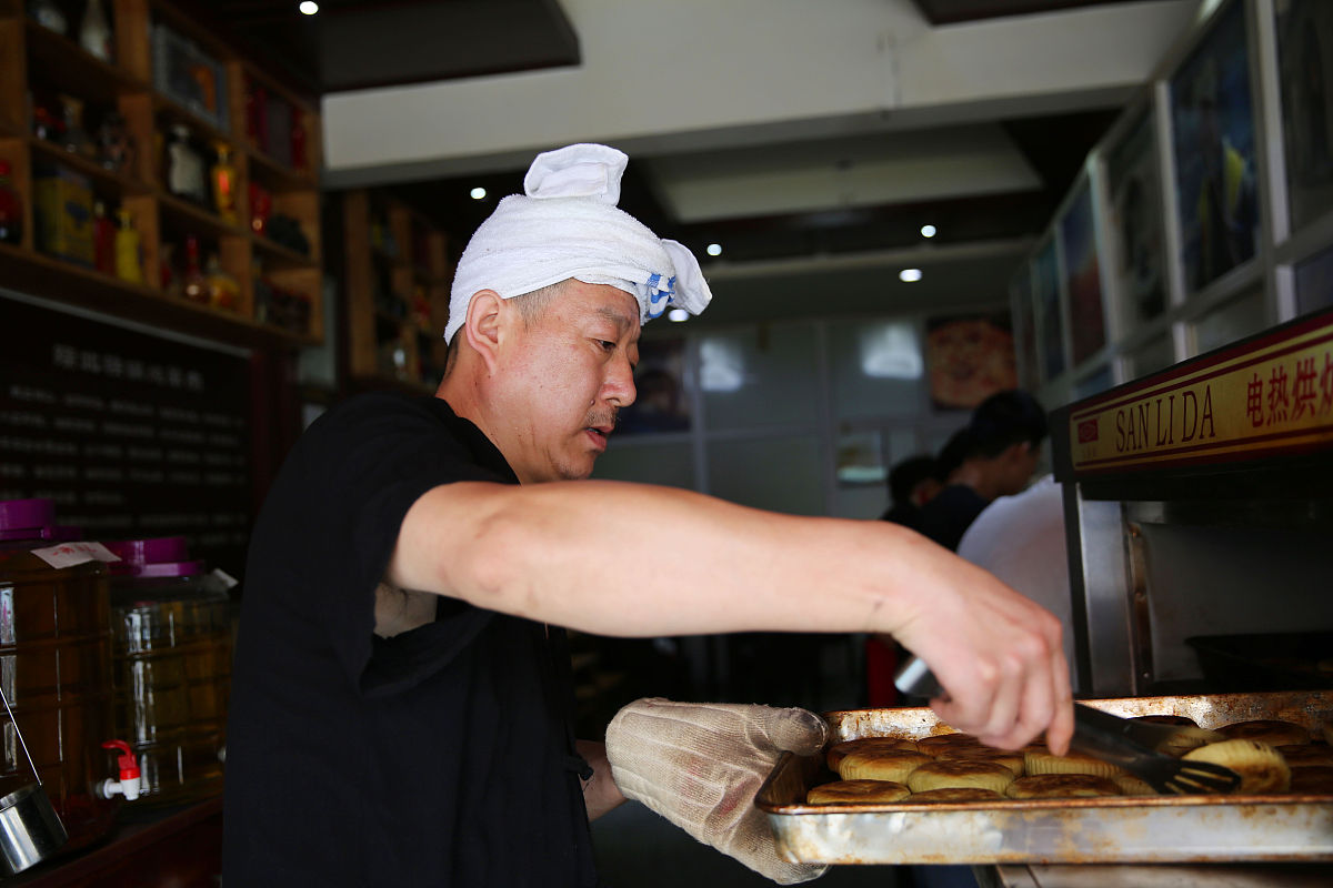 2019年8月19日,西安安居巷.用电烤箱烘烤月饼.做月饼讲究"七分炉工,三