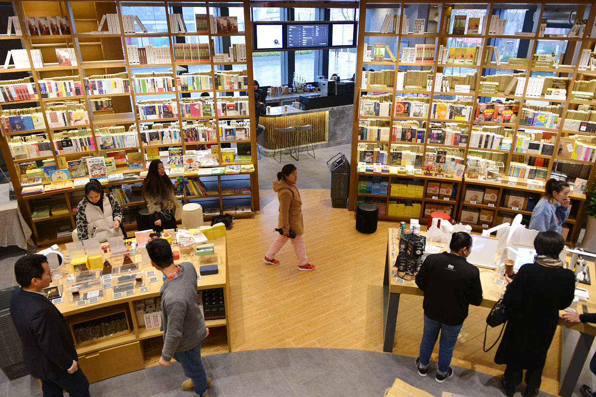 2018年12月22日,苏宁极物书店在南京燕子矶花园城正式开业,围绕"生活