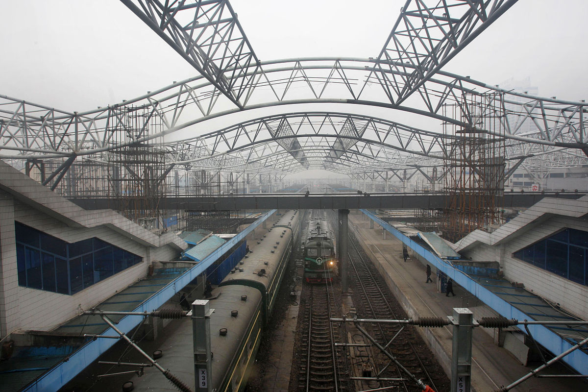 二楼晒被子说一楼雨棚碍事如何判定一楼雨棚安装高度帮我用200字详细描述
