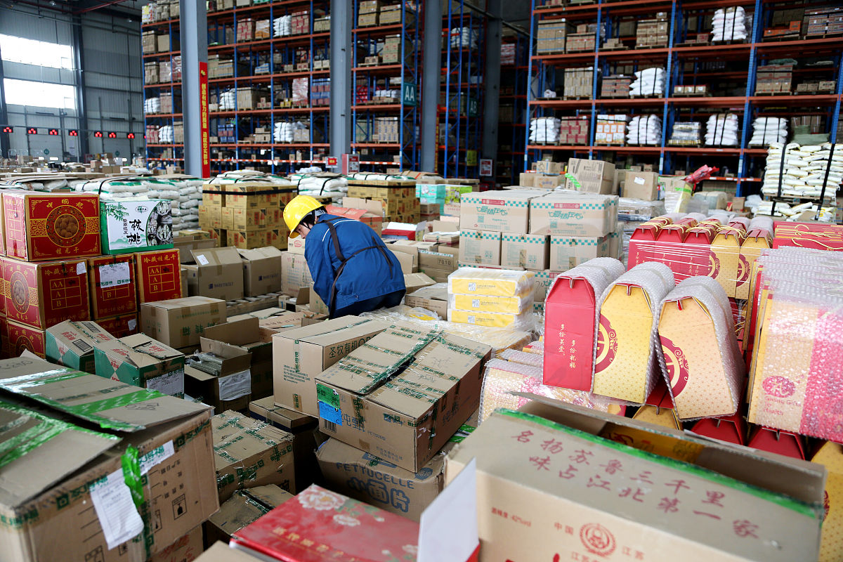 2019年11月6日,江苏连云港,一家电商仓库的工作人员正在准备商品,全力