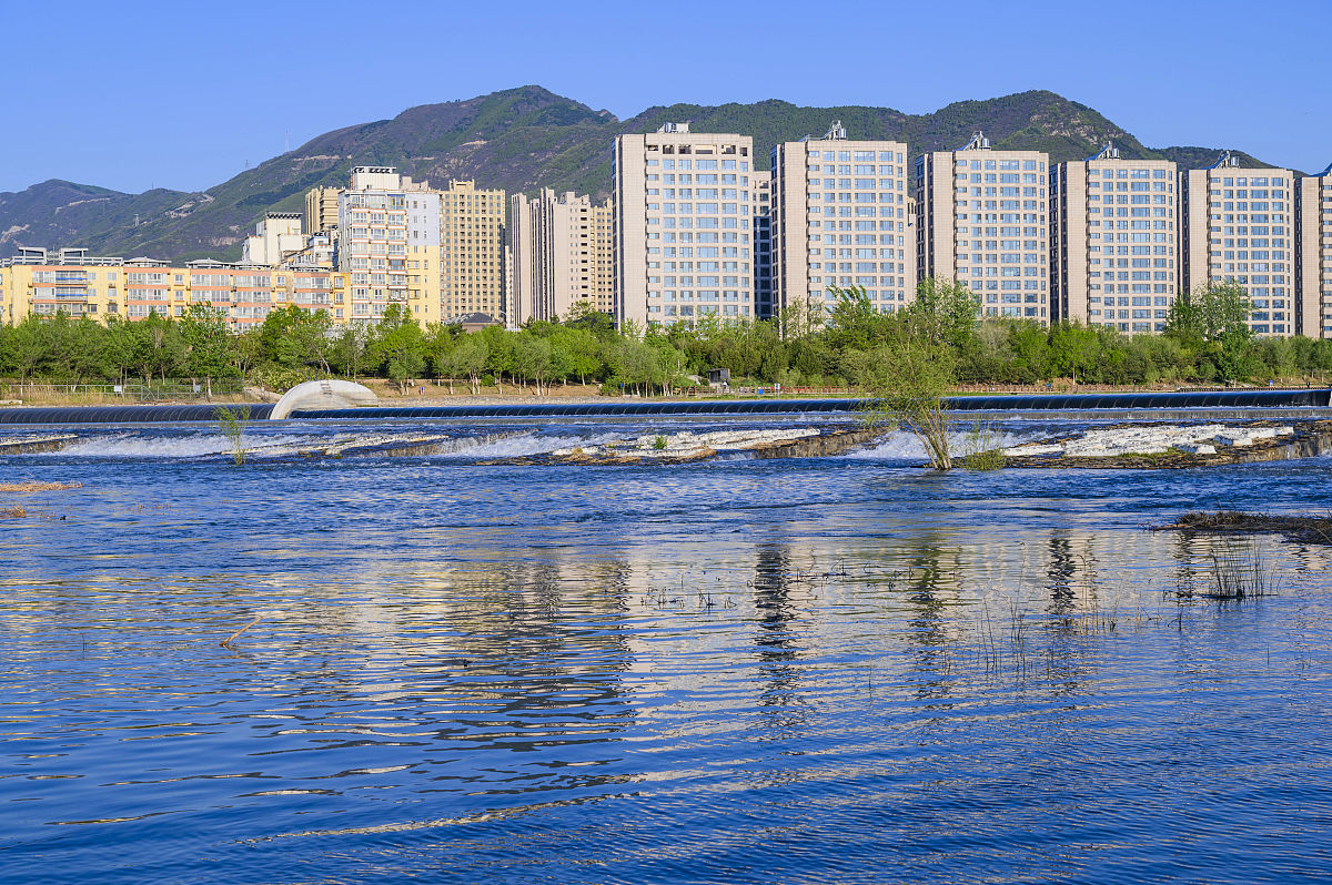 2020年4月25日,北京,永定河门城湖段波涛汹涌,浪花四溅,景观别致.