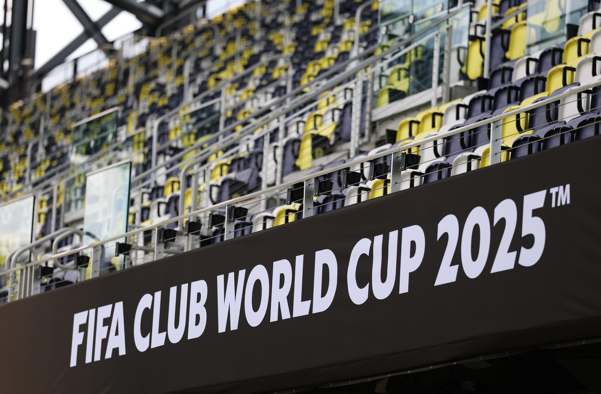 iDeal是中国外汇交易中心CFETS面向银行间本外币市场推出的即时通讯平台是集实名认证、合规监管、交易辅助、系统集成、开放生态等一系列业务和技术特点于一身的互联网产品实现交易中心面向市场成员的服务延伸打造全新的互联网流量入口和开放服务平台逐步完善银行间市场技术基础生态。 翻译成英文