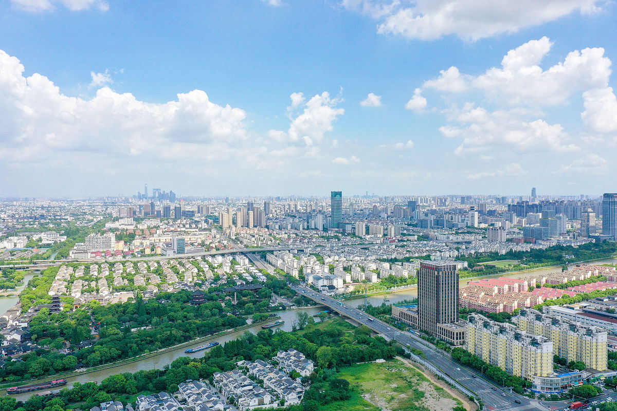 2021年8月6日,江苏苏州迎来酷暑高温,天空再现高颜值"水晶天",各种建