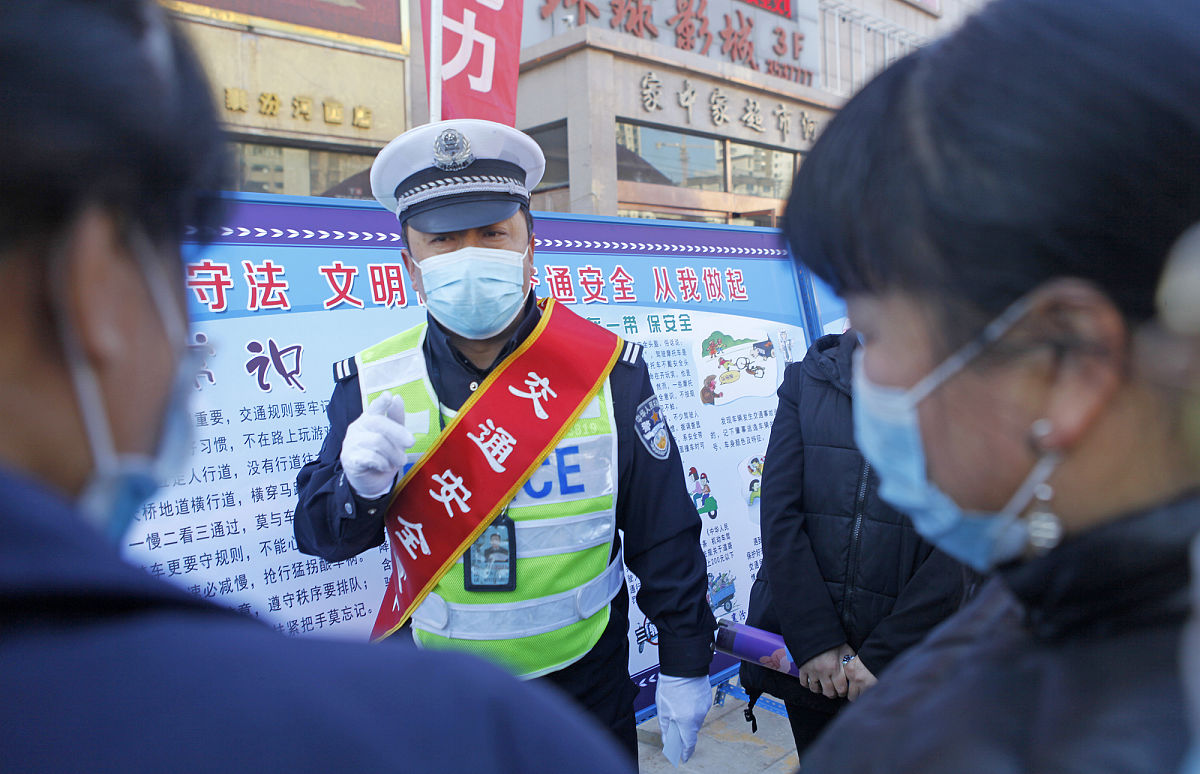 交警敲门行动：守护道路安全，生命安宁