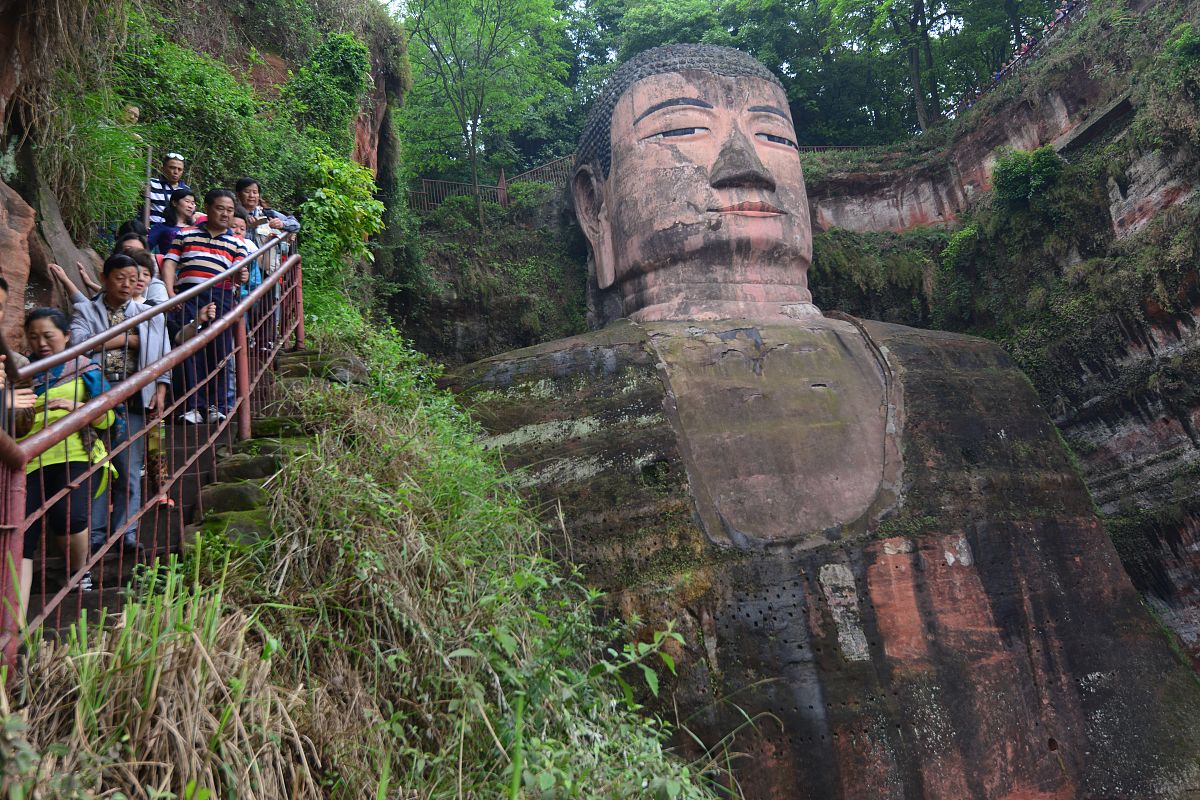 我去四川乐山大佛旅游了我看到了很多佛像并且学到了很多知识游玩了很多地方还爬了山乐山的油炸甜皮鸭翘脚牛肉也很好吃我吃得满嘴流油我感到很充实详细信息：我们呆了三天第1天晚上到的我们先去了旅店然后出去吃烧烤会旅店休息第二天早上9点去乐山大佛景区旅游我们没有带导游一直玩到当天下午4点才回来我们回去睡了很久六点半又出去享受美食直到半夜回来睡觉第3天早上我们就带了几只甜皮鸭回去给亲戚们吃他们也说很好吃。请根据