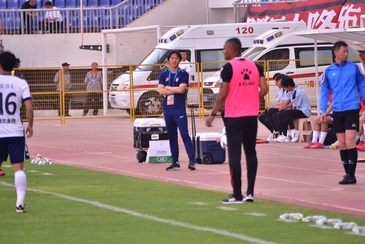 我们单位对上级单位组织的运动会担任了裁判工作请以此写一篇新闻稿