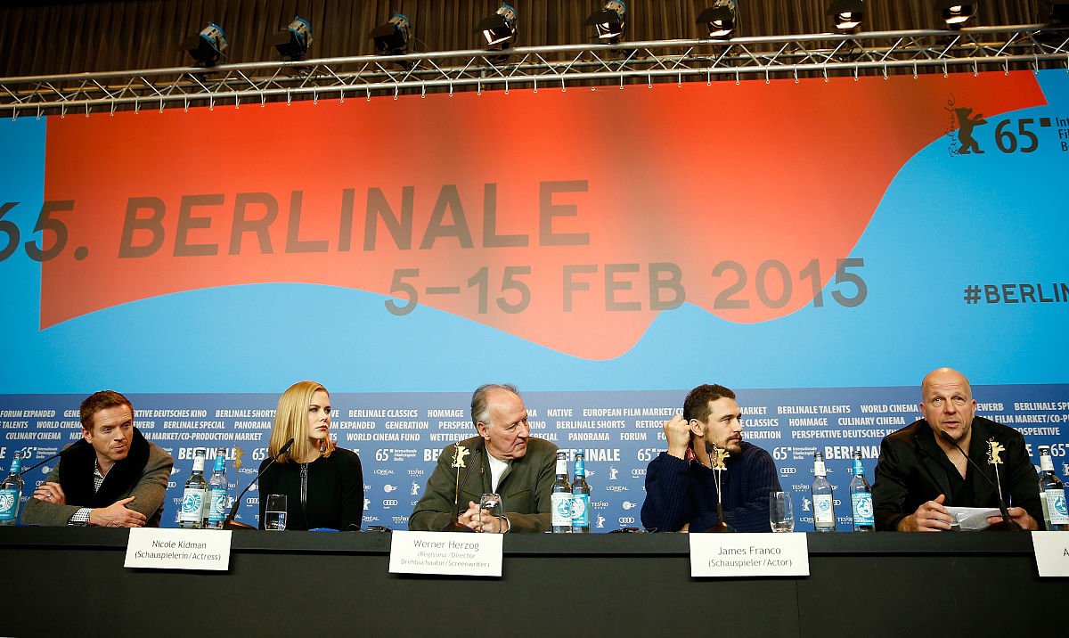 英文 现在是不是你的时间早上六点？但你看起来真棒！也许下次和APAC和CN的catch up可以改成Asia的早上8点半也就是你的晚上五点半点美国的晚上八点半。也许那样会好一点。hi你好呀咱们真的是天天见我的网友！今天是中元节俗称鬼节据说大家要早一点回家