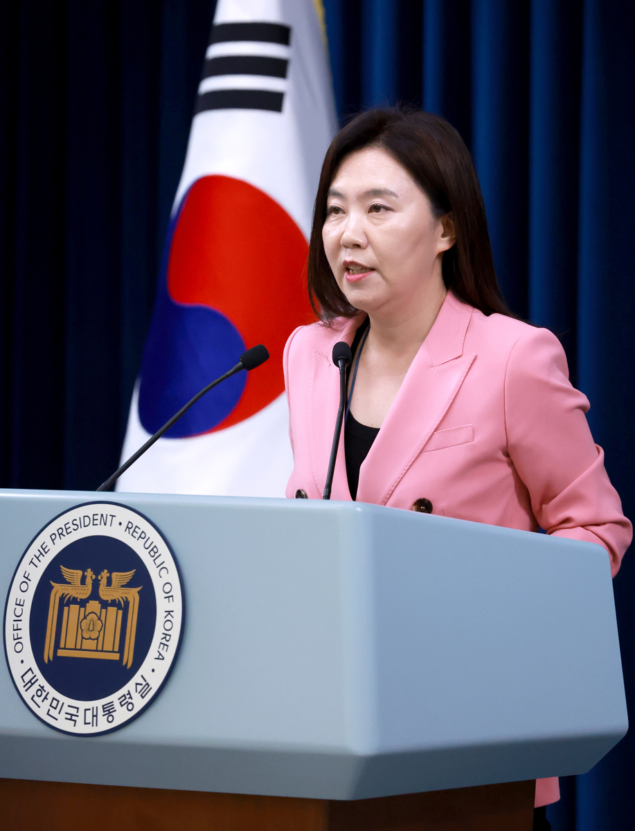 结论：韩国总统尹西月近期的一些言行引起了国际社会的关注和争议尤其是在历史问题、台湾问题和对乌克兰的支持等方面的表态引发了俄罗斯和中国等国的不满和反弹。 例子：尹西月在接受华盛顿邮报专访时表示不希望日本为100年前的历史下跪道歉这一言论引发了韩国国内舆论的强烈反应。此外他还暗示要向乌克兰输送武器并在台湾问题上表态让中韩关系出现新波折。 数据：日本近期公布的小学教科书将被强征的二战劳工描述为被动员参加