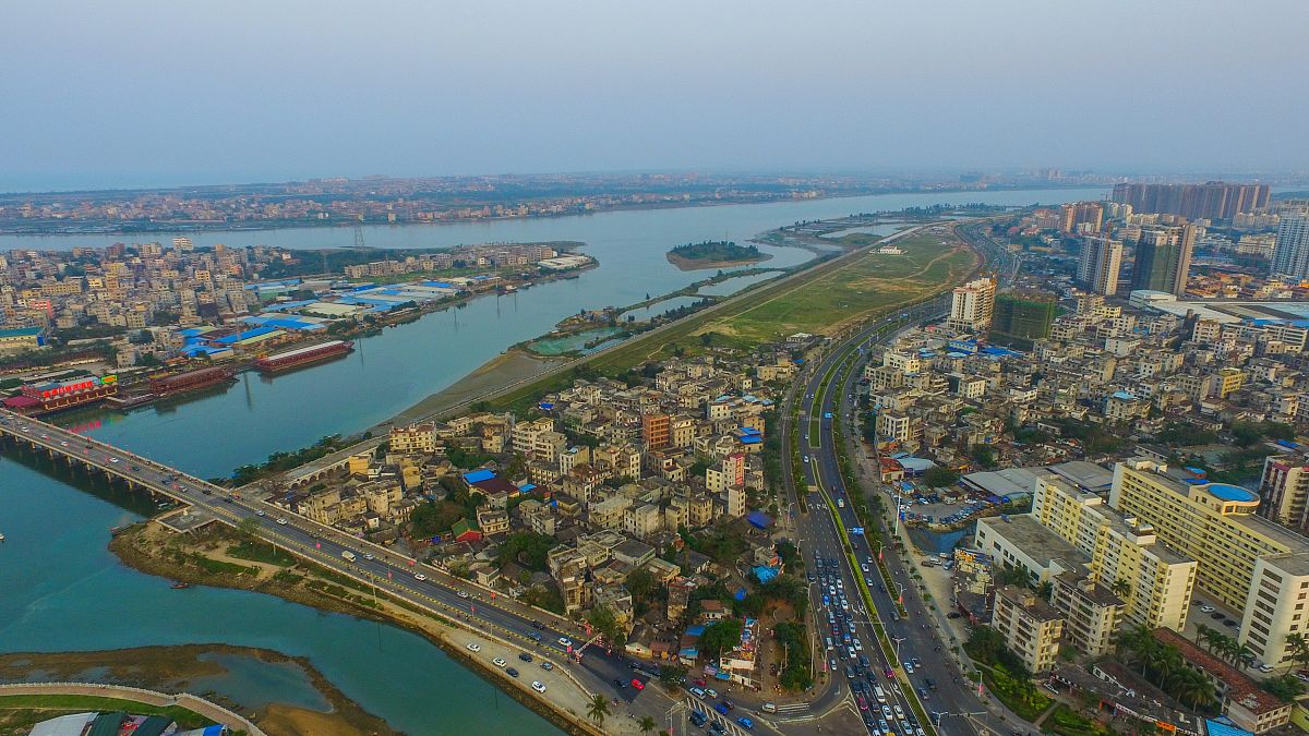 2016年3月9日,航拍海口市海甸溪海,江河交汇,船来船往.