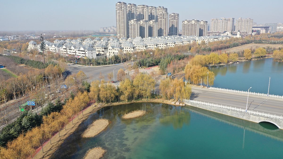 2020年12月15日,河南许昌,航拍冬日的建安区北海公园,城水相依,风景迷