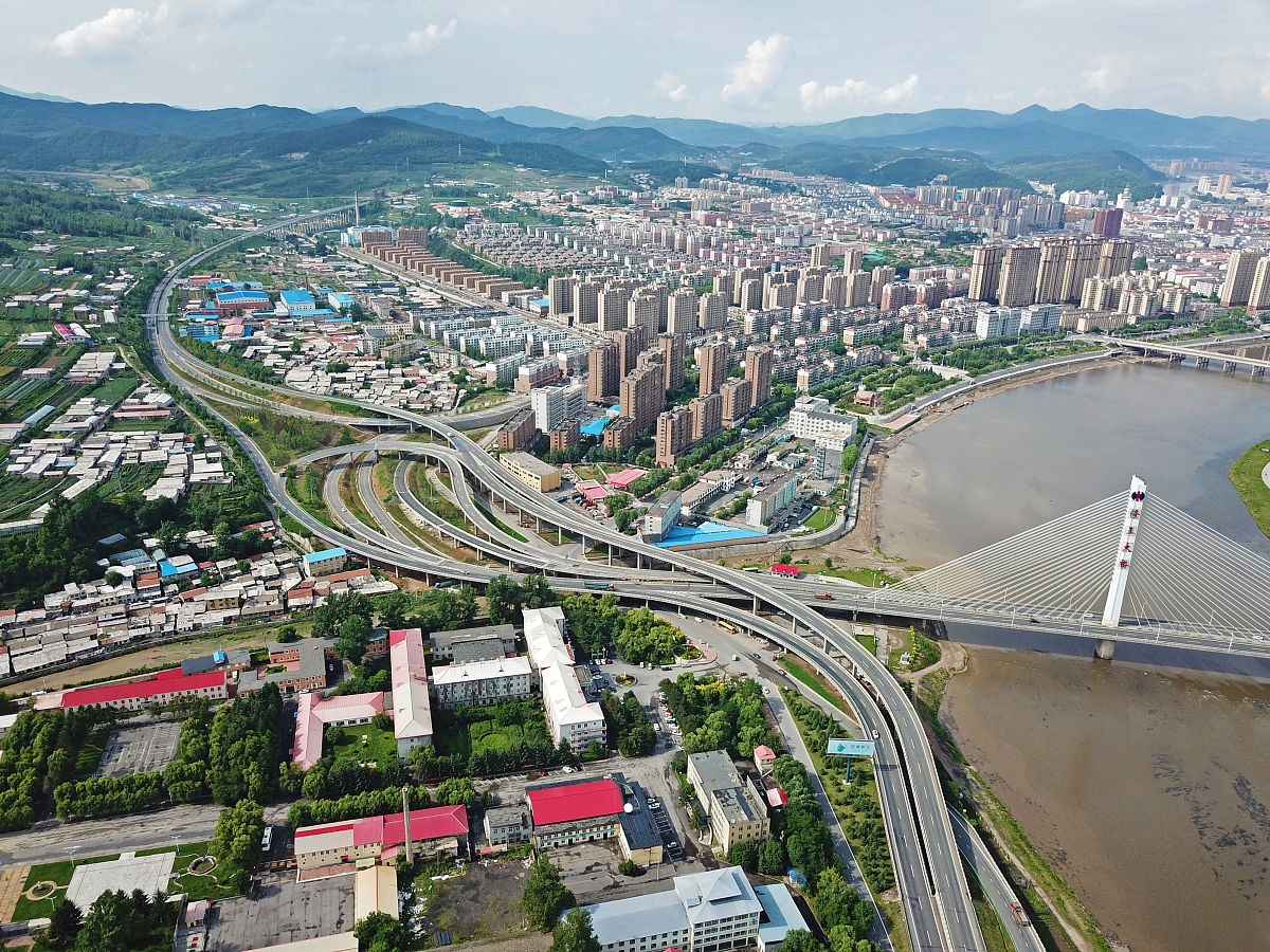 2018年6月28日,吉林省通化市,航拍北国山城通化,浑江穿城而过气候宜人