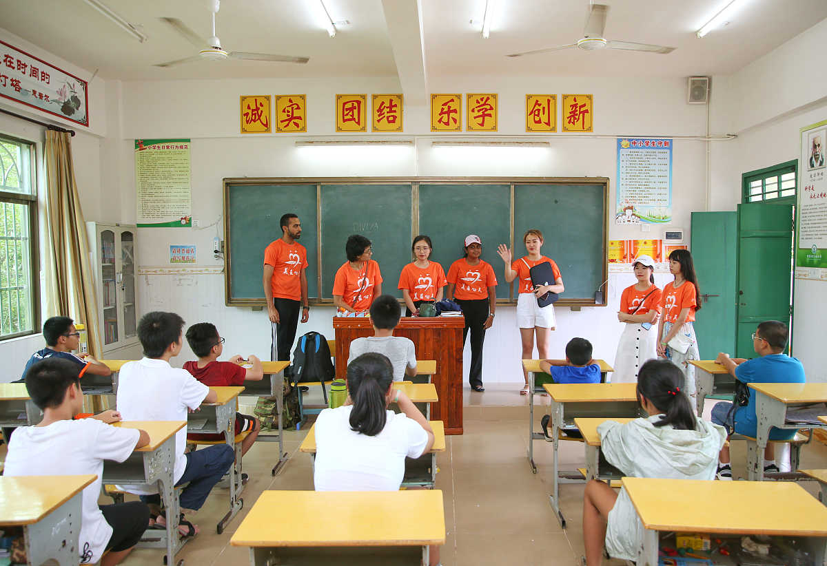 2019年7月22日,海南省琼海市东坡小学,外国大学生志