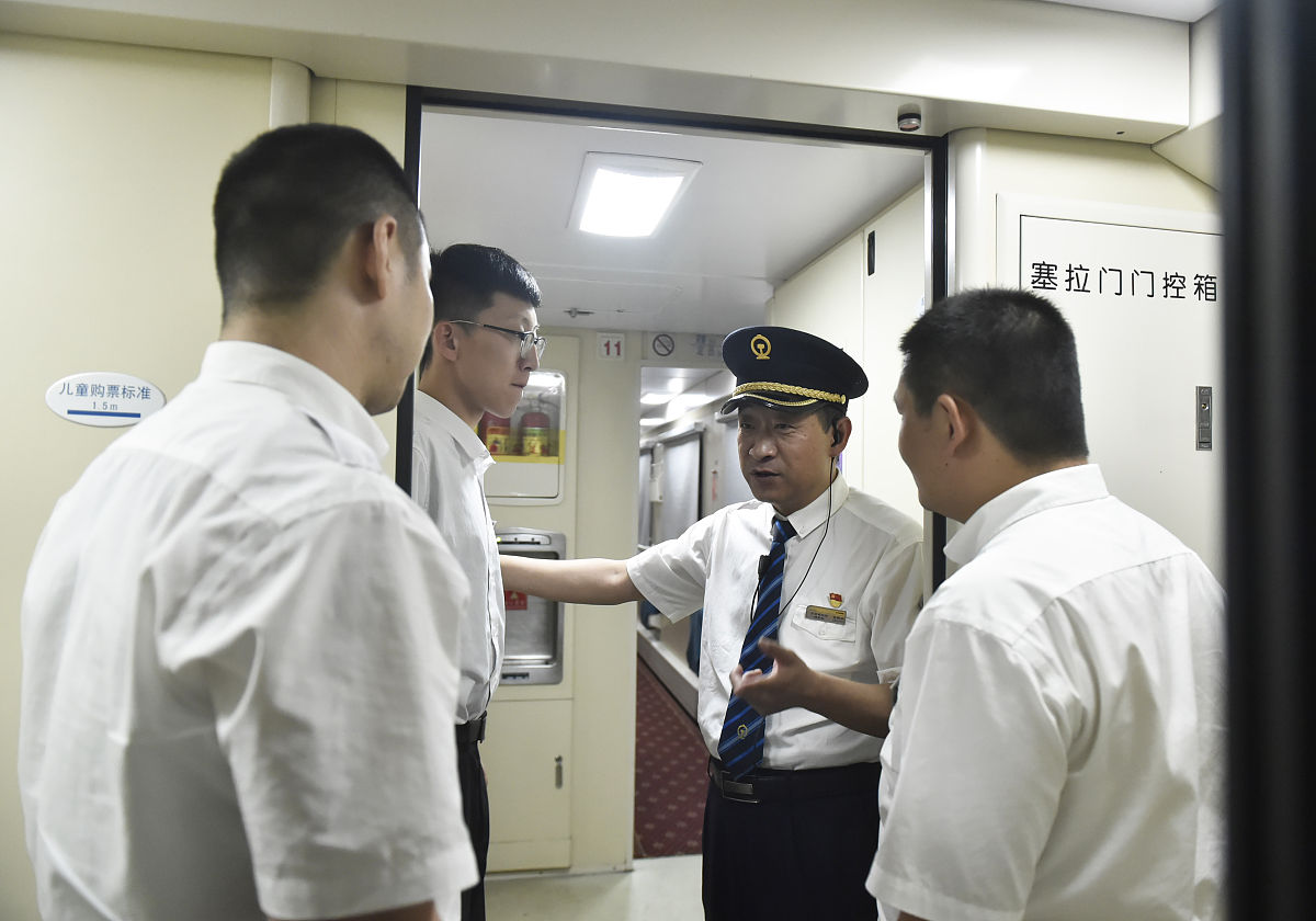 地铁车站值班员工作职责8点左右