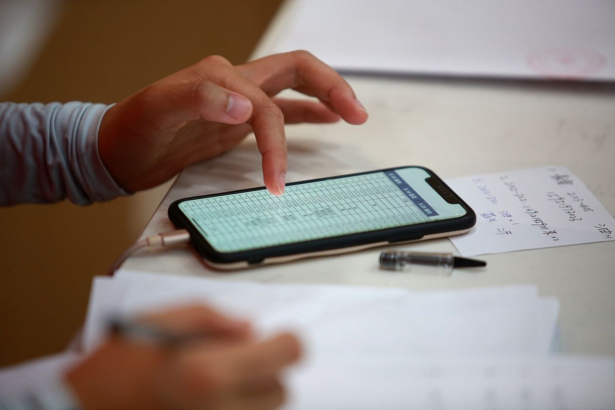 2021年8月25日,在江苏省扬州市邗江区竹西街道竹西社区,代购志愿者在