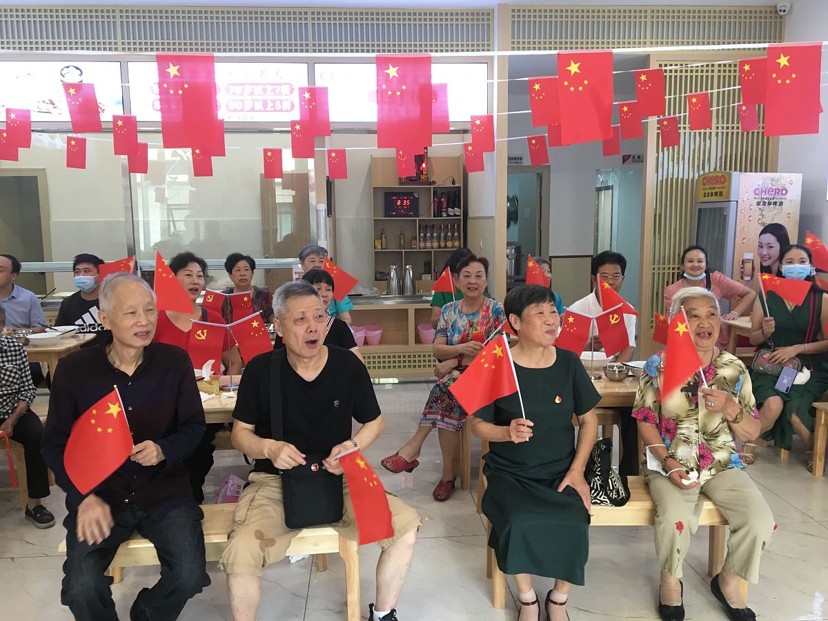 清园里社区迎中秋庆国庆与光同行、向邻而生新时代邻里节活动儿童做中秋灯笼插花环节品传统美食猜灯谜套圈游戏环节 写一篇信息报道