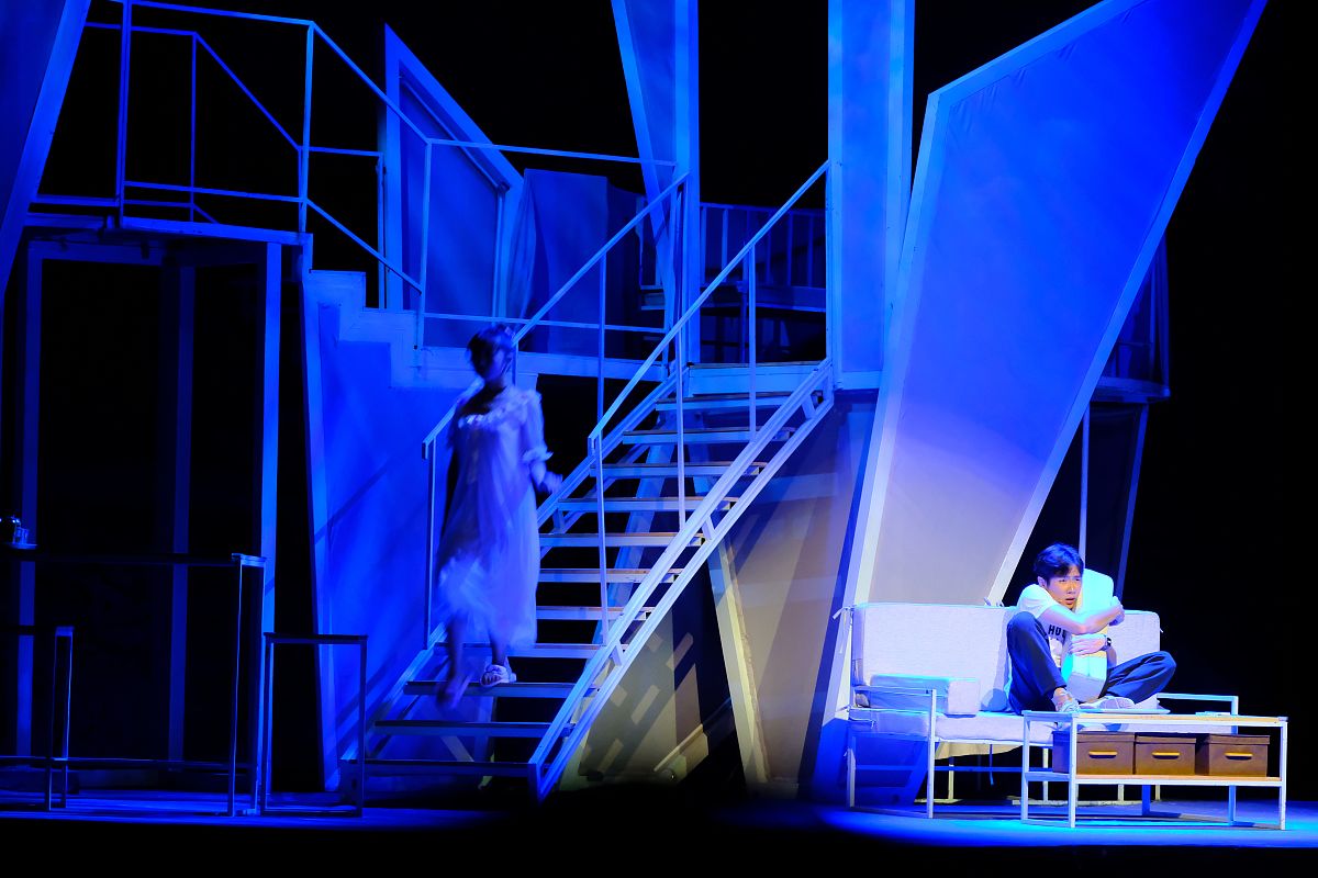 写一首表达刺激情绪的中文乡村歌曲歌曲表达的主题为坚持歌词结构为verse1、verse2、Pre-Chorus1、chorus1、chorus2、verse3、verse4、chorus3、Bridge1、chorus4并确保chorus1、chorus2、chorus3、chorus4、verse5、Pre-Chorus2、chorus5、Bridge2、歌词不重复每段歌词结尾使用中文neye类