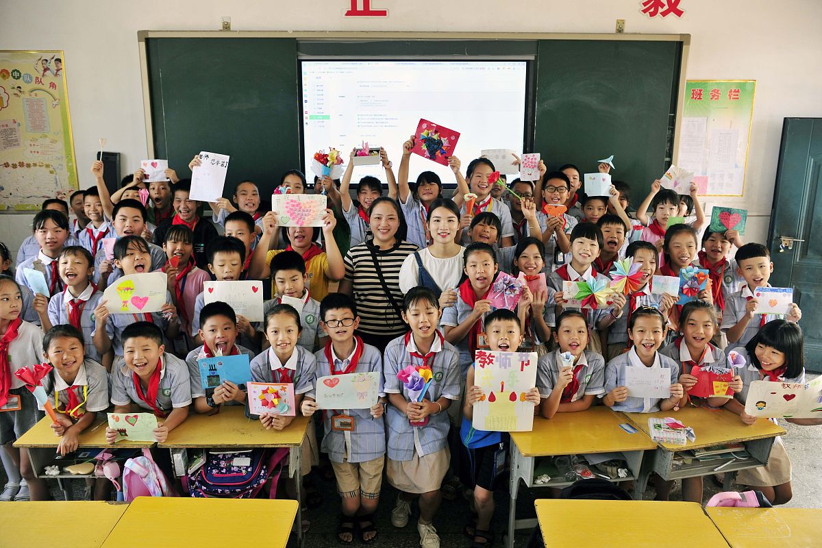 2021年9月9日,在江西省宜春市万载县康乐街道中心小学五(5)班,孩子们
