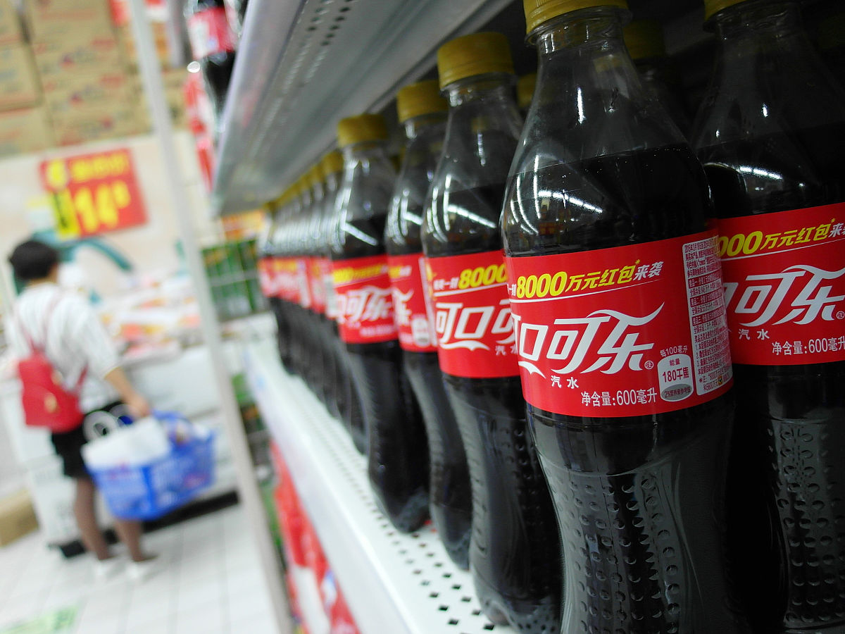 可口可乐可口可乐是一种著名的碳酸饮料由美国可口可乐公司生产和销售。它的配方包括水、高果糖玉米糖浆、焦糖色素、磷酸、天然香料和咖啡因等成分。可口可乐的口感清爽带有泡沫适合在休闲时饮用。除了经典的可口可乐可口可乐公司还推出了许多不同口味和包装的产品如零卡可口可乐、橙汁可口可乐、可口可乐冰爽、可口可乐能量饮料等。可口可乐已成为全球最知名的品牌之一广受消费者喜爱。可口可乐自身特点可口可乐的自身特点包括以下