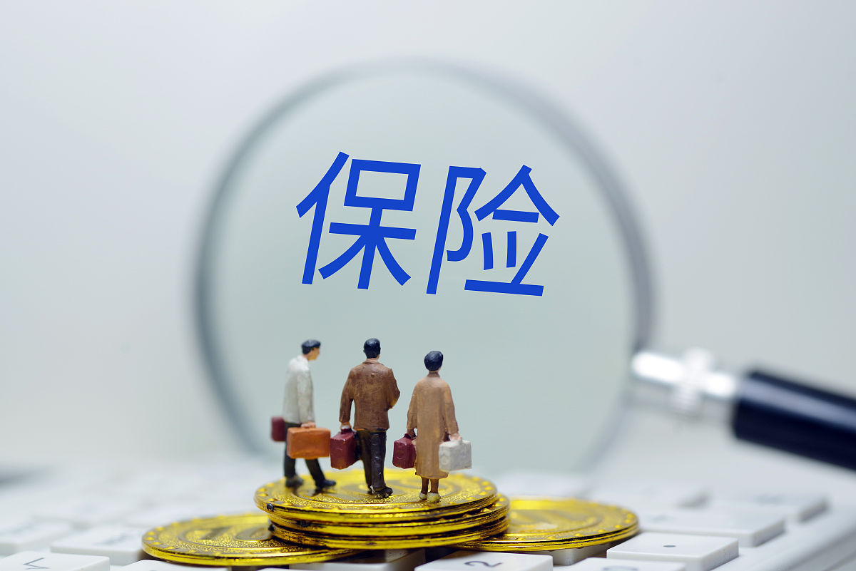 多选题
与商业保险相比，社会保险具有以下特性
规定范围内的保险对象自动享受保险权利
保险金额一般由国家统一确定
保险费一般由国家统一确定
强制性和全面性