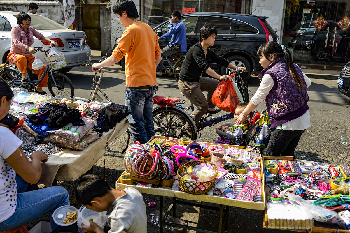 摆地摊真的赚钱吗？揭秘地摊经济背后的真相！