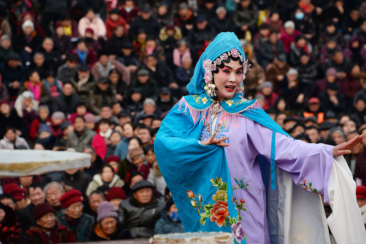 2019年2月19日,安徽亳州,谯城区梆剧团的演员在魏武广场天幕剧场表演